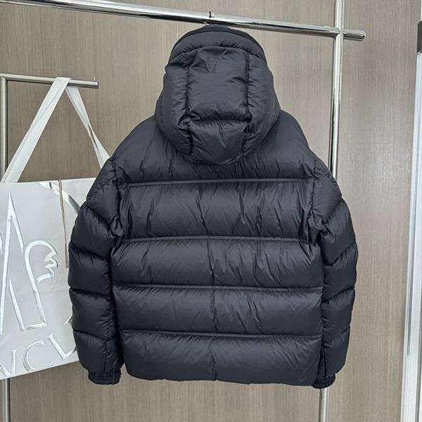 希少品♪【フェンディ偽物】ブラック フード付きダウンジャケット fek50180